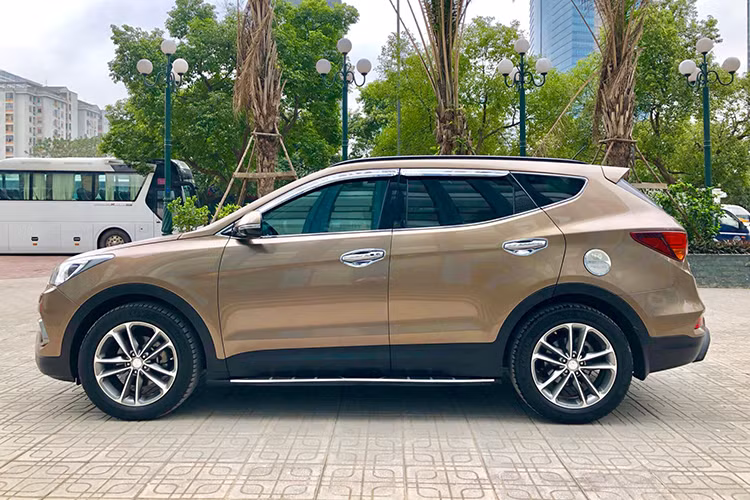 Theo nhiều người sử dụng, Hyundai SantaFe máy dầu có động cơ nổ êm ái, khả năng vận hành ổn, cách âm tốt nên ít thấy ồn, lại rất tiết kiệm nhiên liệu, đó là lý do có ít người muốn đổi xe khác khi đã sử dụng SantaFe. Trong khi đó, phiên bản máy xăng tuy êm ái hơn một chút nhưng bù lại khá hao nhiên liệu.