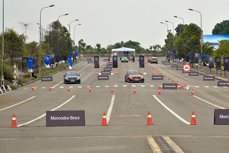 Học viện lái xe An toàn Mercedes-Benz (MBDA) đã trở nên quen thuộc với khách hàng trong nước sau 14 năm tổ chức. Đây không chỉ là nơi để nâng cao kỹ năng lái xe an toàn, mà còn là dịp để khách hàng lái thử các sản phẩm mới của hãng xe sang Mercedes-Benz tại Việt Nam.