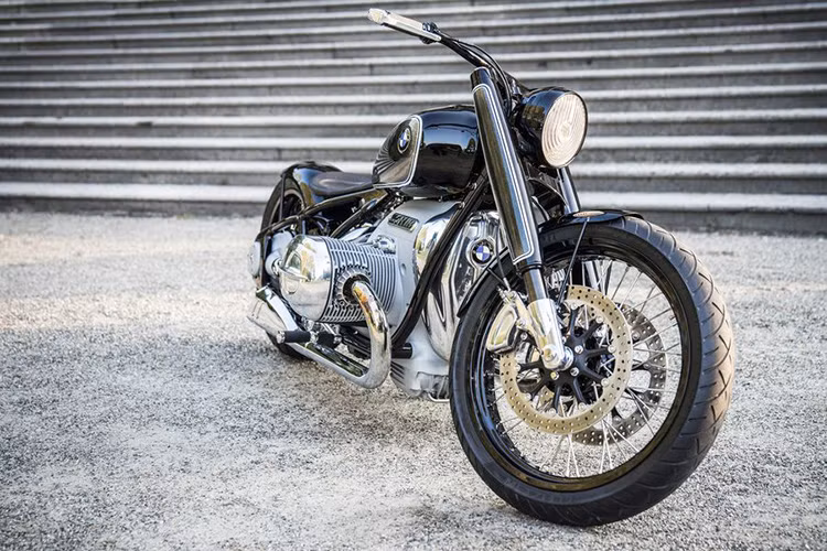 Về thiết kế, chiếc xe môtô BMW R18 mang đậm chất hoài cổ. Tuy nhiên nó cũng được thiết kế tối giản với các tấm vỏ bọc được lược bỏ tối đa để các bộ phận của xe được tỏa sáng, đó là phần khung giá đỡ sơn đen, bình nhiên liệu hình giọt nước và trục các-đăng “lộ thiên”.