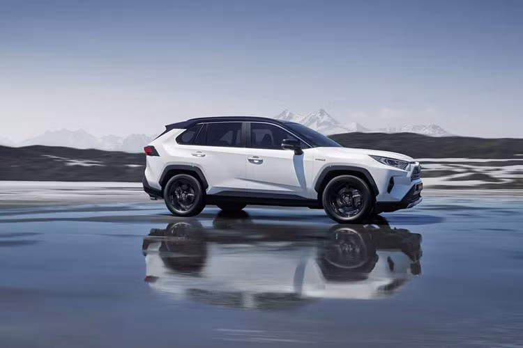 Ra mắt lần đầu tiên vào năm 1994, Toyota RAV4 là mẫu xe mở ra phân khúc crossover cỡ nhỏ. Toyota RAV4 thế hệ mới sở hữu thiết kế góc cạnh và nam tính hơn – tương tự những chiếc SUV off-road thực thụ.