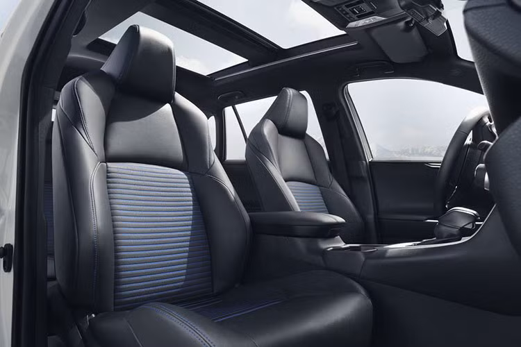 Nhờ cấu trúc TNGA mới, thân xe RAV4 cứng hơn 57%. Hiệu năng của chiếc xe cũng được cải thiện nhờ hệ dẫn động bốn bánh có tính năng phân bổ mô-men xoắn thông minh tới từng bánh. Với khả năng ngắt dẫn động Rear Driveline Disconnect, 50% sức mạnh động cơ có thể được truyền tới một hoặc cả hai bánh sau.