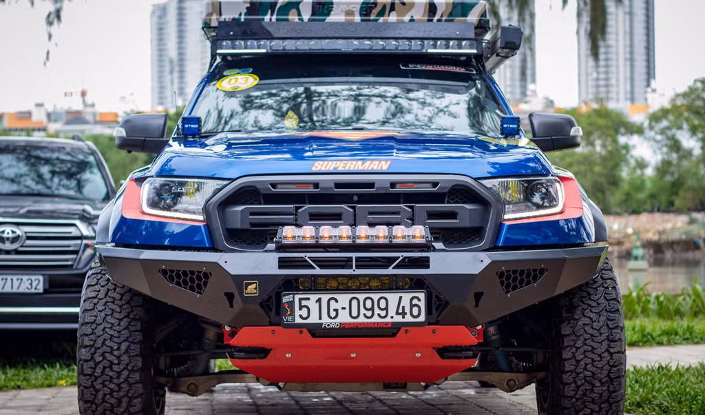 Cản trước của chiếc xe Ford Raptor độ khủng này được thay bằng cản thương hiệu Offroad Animal từ Australia. Dàn đèn chính được trang bị bi laser Kenzo, các mẫu đèn offroad khác như LED bar nóc STEDI 50" ST2K, đèn Rigid Chase, đèn Evo đổi màu gắn ở cản trước.
