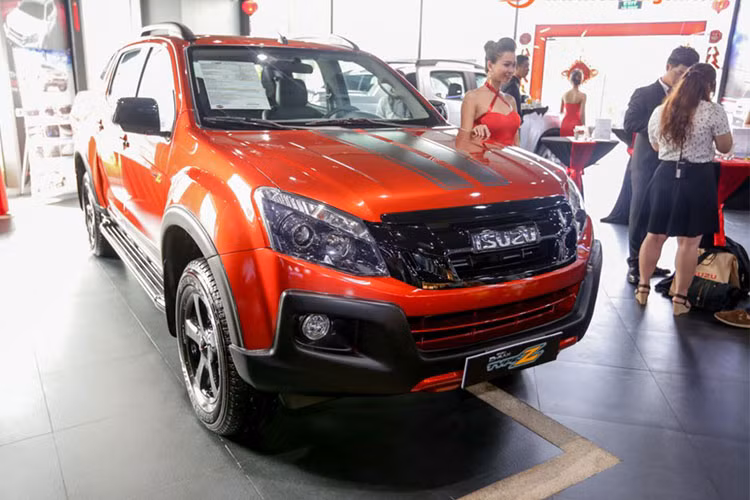 Isuzu D-Max được trang bị hai tùy chọn động cơ Diesel 3.0L và 2.5L, cho công suất tối đa lần lượt là 163 và 136 mã lực, cùng mô-men xoắn cực đại 380 và 320 Nm. Kết hợp với các tùy chọn động cơ này là hộp số sàn hoặc tự động 5 cấp. Xe có tổng cộng 5 phiên bản tại Việt Nam với mức giá bán ra từ 660 đến 790 triệu đồng. 