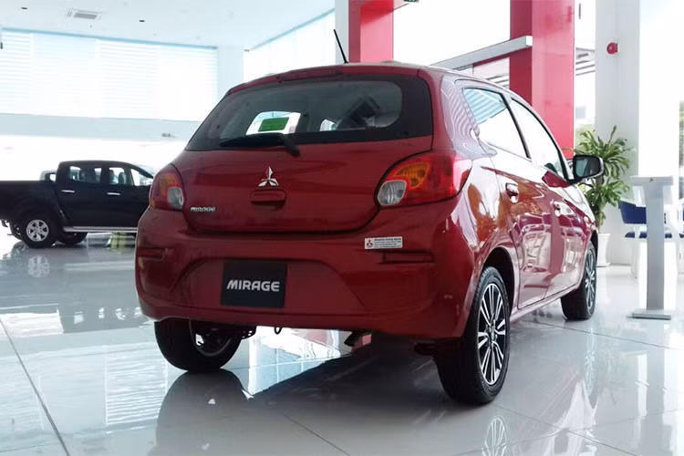 Mitsubishi Mirage là một mẫu hatchback phân khúc A, được trang bị động cơ MIVEC 1.2L với công suất tối đa 78 mã lực và mô-men xoắn cực đại 100 Nm, kết hợp cùng hộp số sàn 5 cấp hoặc hộp số tự động CVT. Xe hiện đang có 3 phiên bản MT, CVT Eco và CVT với mức giá lần lượt là: 380,5 triệu, 415,5 triệu, 450,5 triệu đồng.