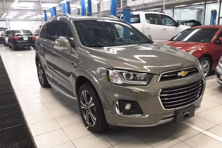 Hiện xe đã tạm dừng cung cấp ở các đại lý miền Bắc và Trung và thậm chí cả Việt Nam trong thời gian tới cùng với một vài "người anh em khác". Chevrolet Captiva được trang bị động cơ 2.4L, có thể sản sinh công suất tối đa 165 mã lực và mô-men xoắn cực đại 230 Nm. Kết hợp với động cơ này là hộp số tự động 6 cấp. Giá xe từ 879 triệu đồng.