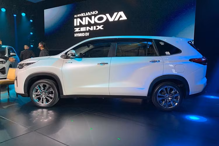 Tại thị trường Indonesia, mẫu MPV này được gọi bằng cái tên đầy đủ là Toyota Kijang Innova Zenix 2023. Trong khi đó, tại Ấn Độ, xe lại được gọi bằng cái tên khác là Toyota Innova HyCross. So với thế hệ cũ, ngoại hình của Toyota Innova 2023 trông khác biệt, mang những đường nét hơi hướng SUV pha trộn với nét đặc trưng của xe MPV.