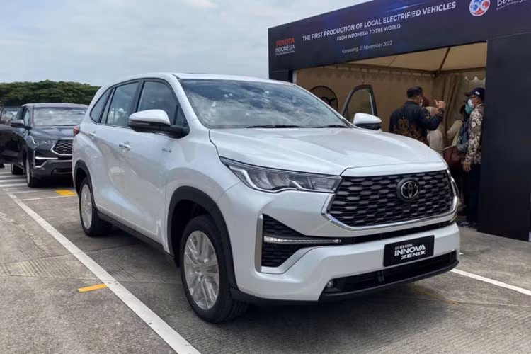 Tương tự đầu xe, khu vực đằng sau của Toyota Innova 2023 cũng được thiết kế theo phong cách SUV. Theo đó, mẫu MPV này được trang bị cụm đèn hậu nằm ngang mới khá giống SUV cỡ C Toyota RAV4. Tuy nhiên, đèn hậu của xe không phải là loại LED toàn phần vì đèn báo rẽ vẫn dùng bóng Halogen. 