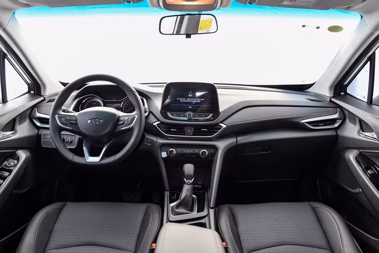 Bên trong mẫu xe SUV Chevrolet Orlando 2019 có những trang bị nổi bật như màn hình thông tin giải trí nằm độc lập với kích thước 8 inch, hệ thống kết nối thông minh trong xe MyLink thế hệ mới, hỗ trợ kết nối với điện thoại và bản đồ dành riêng cho thị trường Trung Quốc.