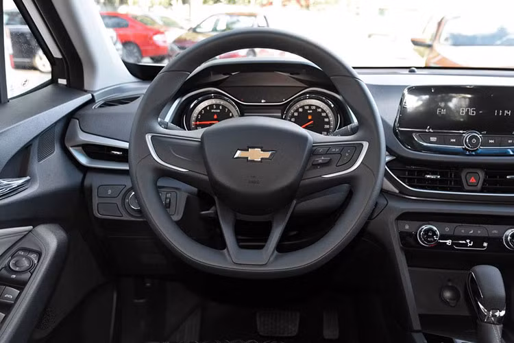 Tuy nhiên, màn hình trung tâm của mẫu SUV này bị đánh giá là khá nhỏ, nhất là ở thị trường như Trung Quốc. Bù lại, mẫu xe này được đi kèm với vòng tay thông minh dành cho chủ nhân. Vòng tay này cho phép chủ xe chỉnh 12 tính năng như mở khóa cửa hay nâng kính cửa sổ từ xa chỉ bằng cách bấm nút.