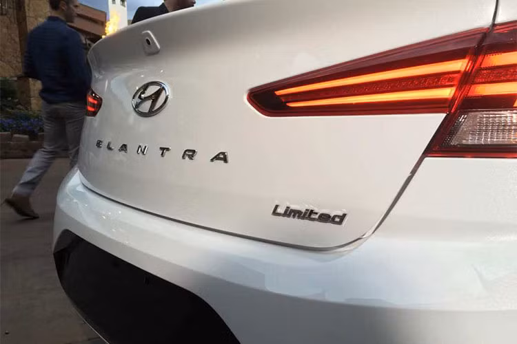 Hyundai Elantra 2019 sở hữu thiết kế ngang hông như cũ, nhưng bộ mâm xe ấn tượng hơn với kiểu đa chấu sang trọng, cản sau mới và được nâng cấp thiết kế cốp xe đẹp mắt hơn, giống với đàn anh Sonata 2019.