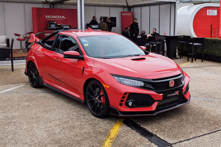 Đáng tiếc là chiếc bán tải Honda Civic Type R hiệu suất cao này chỉ được sản xuất ra với số lượng đúng 1 chiếc. Hãng xe ôtô Honda không có ý định đưa chiếc xe concept này lên dây chuyền sản xuất thương mại.