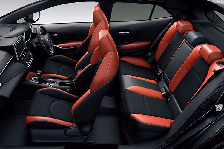 Tại thị trường Nhật Bản, Corolla Sport sẽ được bán với 2 phiên bản động cơ. Trong đó, phiên bản hybrid của chiếc xe sẽ được trang bị hệ động lực tương tự Toyota Prius, bao gồm động cơ xăng 1.8l nạp khí tự nhiên kết hợp với mô-tơ điện để đạt tổng công suất 120 mã lực.