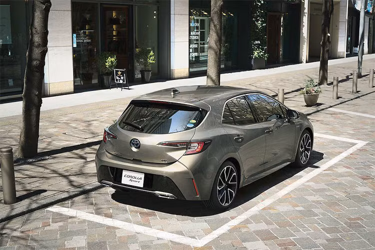 Corolla Sport phiên bản 2019 có 8 tông màu ngoại thất khác nhau đi kèm thiết kế khá hầm hố khi sử dụng khá nhiều đường nổi tạo điểm nhấn cho xe trên nắp ca pô cũng như ngang hông. Bộ mâm 5 chấu kép hai tông màu thiết kế cách điệu cũng là một điểm nhấn trên mẫu xe mới này.