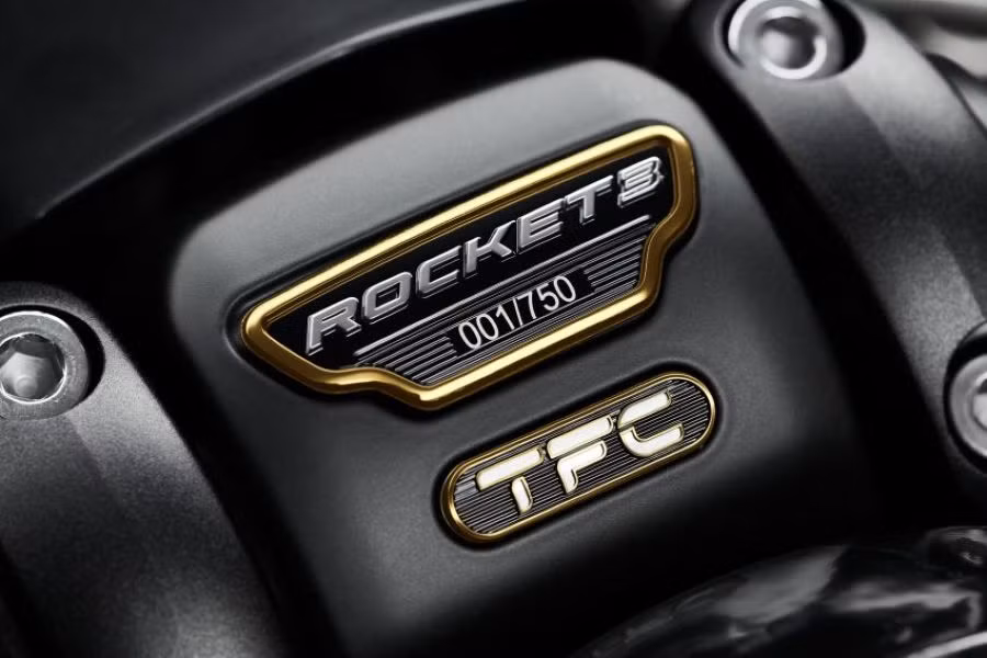 Một số trang bị bị đáng chú ý khác trên xe môtô Triumph Rocket III TFC gồm đèn pha tích hợp đèn định vị LED, bảng đồng hồ là màn hình màu TFT hiện đại, tích hợp Bluetooth, cho phép kết nối với điện thoại hoặc hệ thống định vị dẫn đường và thậm chí là điều khiển được cả camera GoPro.