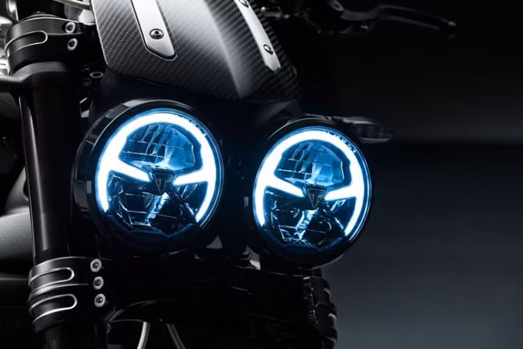Hệ thống treo của Triumph Rocket III TFC mang thương hiệu Showa, bao gồm cặp phuộc trước hành trình ngược, kích thước 47mm, hành trình 120mm và giảm xóc lò xo trụ đơn phía sau với hành trình 107mm.