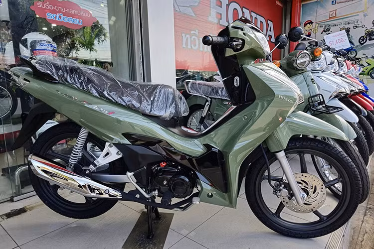 Được xem như là "người anh em song sinh" với mẫu Honda Future 125i tại Việt Nam, Honda Wave 125i sản xuất Thái Lan liên tục được Honda cập nhật phiên bản mới nhằm tăng sức hút không chỉ với khách hàng tại Thái Lan mà còn cả Việt Nam khi được nhập khẩu về bán với giá gấp đôi "siêu đắt đỏ".