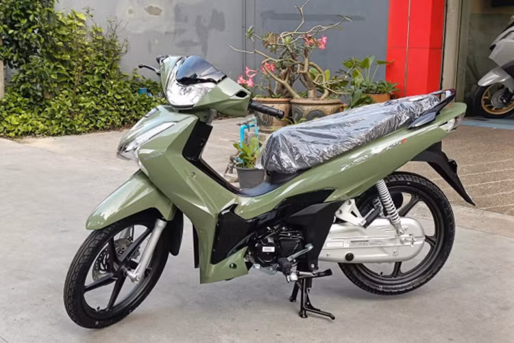 Honda Thái Lan đã chính thức ra mắt mẫu xe Honda Wave 125i 2025 mới với 6 màu sắc mới đầy ấn tượng. Thiết kế hiện đại và sang trọng của chiếc xe không chỉ tăng thêm vẻ cao cấp, mà còn củng cố thêm vị thế số 1 của Honda trong ngành xe máy số phổ thông tiện lợi cho gia đình.