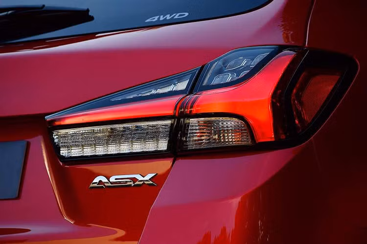 Dù không thiết kế lại triệt để như phần đầu, nhưng SUV Mitsubishi ASX 2020 mới cũng có phần đuôi với chóa đèn hậu mới và cản sau thể thao.