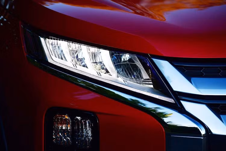 Về cơ bản, Mitsubishi đã thiết kế lại hoàn toàn phần đầu, với đèn pha LED sắc sảo xùng lưới tản nhiệt mạ chrome tạo thành hình chữ X. Các thay đổi ở hai bên thân xe gồm khe gió giả hai bên dè trước cùng bộ mâm mới. 