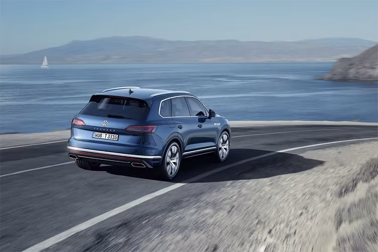 Các công nghệ mới được ứng dụng trên Touareg 2019 bao gồm một danh sách dày đặc các trang bị như hỗ trợ nhìn đêm Night Vision (đoán nhận người và động vật trong đêm tối nhờ camera hồng ngoại), hỗ trợ làn đường với khả năng bán tự động đánh lái và giữ làn đường, tăng tốc và phanh trong dải tốc độ tới 60km/h.