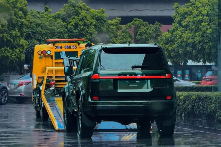 Ngay từ hồi cuối năm 2023, một số đại lý Lexus Việt Nam đã rục rịch nhận cọc cho mẫu SUV hạng sang GX thế hệ mới. Đến nay, thông tin mới về ngày ra mắt và giá bán của Lexus GX 2024 ở Việt Nam tiếp tục được hé lộ.