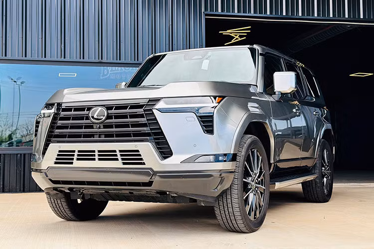 Dự kiến, mẫu xe SUV hạng sang Lexus GX 2024 sẽ chính thức ra mắt ngay trong tháng 6/2024 này và được bàn giao cho khách hàng Việt từ quý II năm nay. Xe sẽ tiếp tục được phân phối dưới hình thức nhập khẩu nguyên chiếc từ Nhật Bản.