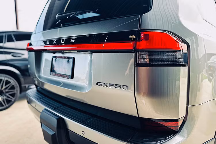 Ngoài ra, mẫu SUV hạng sang này còn được trang bị hệ dẫn động 4 bánh toàn thời gian và khóa vi sai chống trượt trung tâm Torsen tiêu chuẩn. Bên cạnh đó là hộp số phụ điều khiển điện tử giúp thời gian chuyển giữa 2 chế độ cầu nhanh 4WD-High và cầu chậm 4WD-Low nhanh hơn trước.