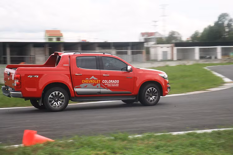 Sau khi hoàn thành những bài tập On-road trên cung đường nhựa vòng quang trường đua HappyLand, trải nghiệm Off-road ngay sau đó có thể xem là điểm thú vị nhất trong toàn bộ chương trình. Cung đường Off-road đưa ra 3 bài tập đầy thử thách cho mẫu xe bán tải như vượt dốc cao, đường gập ghềnh và vượt sình lầy.