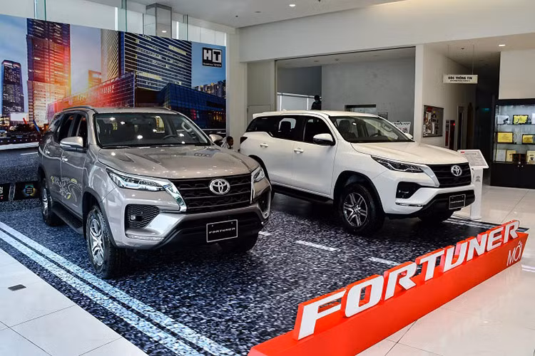 Toyota Fortuner xếp thứ 3 trong phân khúc với 358 xe bán ra, nhiều hơn 26 xe so với tháng 6. Doanh số tích lũy từ đầu năm đến nay đạt 1.563 xe.