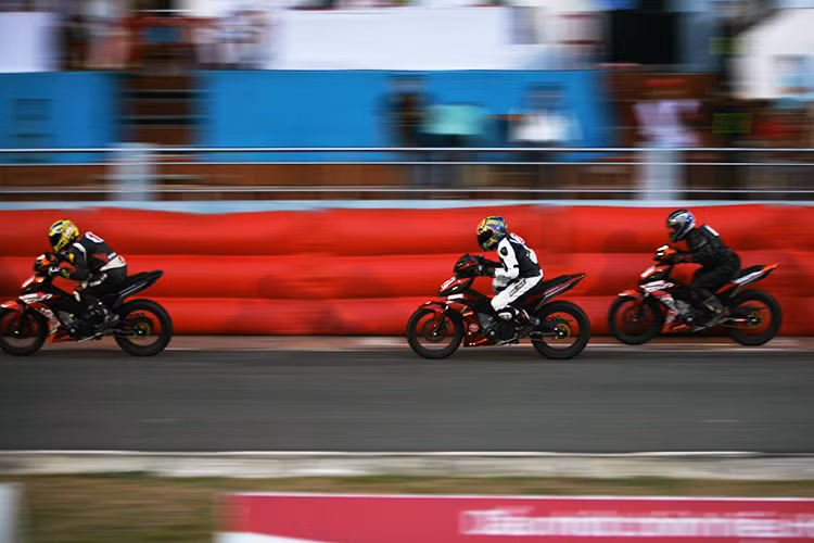 Thể thức cuối cùng thi đấu là Honda Winner 150 chuyên nghiệp - nơi các tay đua sẽ thi đấu với nhau trên những chiếc xe đua Winner 150 được lược bỏ và độ thêm một số chi tiết. Ở thể thức này, sự cạnh tranh đã không chỉ xuất hiện ở các chiếc xe mà còn là bản lĩnh, kinh nghiệm thi đấu của từng tay đua xe máy Việt.