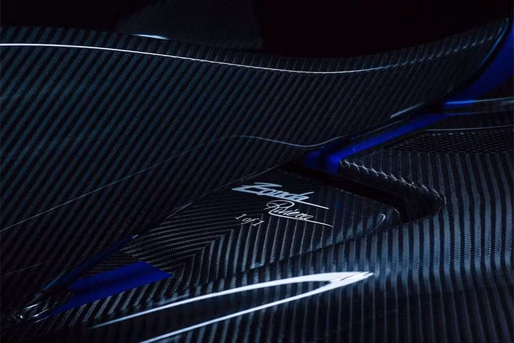 Tuy nhiên, kiểu dáng tổng thể của xe lại khá gần với những chiếc Zonda Cinque. Điểm khiến phiên bản này trở nên nổi bật đó là thân xe kết hợp giữa 3 tông màu là xanh dương, trắng ngọc và sợi carbon trần. Với sự kết hợp màu sắc này, Riviera là một trong những phiên bản Zonda phối màu thẩm mỹ nhất từng được chế tạo.