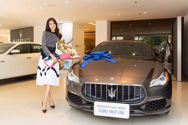 Chiếc xe sang Maserati Quattroporte của Á Hậu Thuý Vân vừa nhân tại showroom Maserati Việt Nam ở TP HCM. Như vậy, sau nữ ca sĩ Hồ Ngọc Hà, đây là "bóng hồng" thứ 2 lựa chọn sử dụng xe sang Maserati.