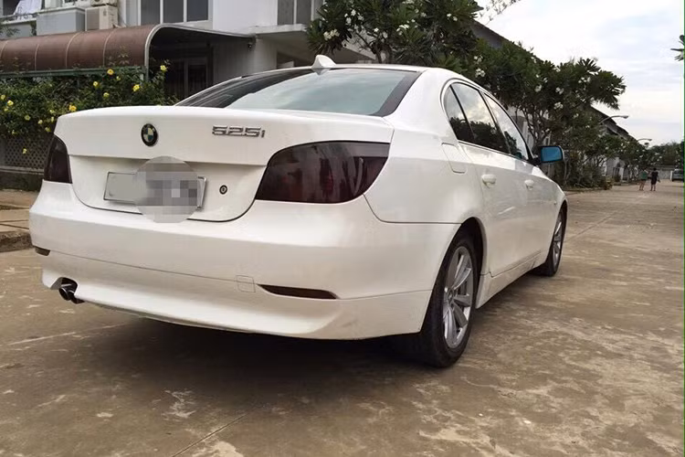 Về trang thiết bị an toàn, xe được trang bị hệ thống túi khí cho toàn bộ ghế trước (ghế phụ có nút không kích hoạt hệ thống khi có trẻ em), túi khí bên và đệm khí bảo vệ đầu. Hệ thống an toàn và ổn định xe điện tử DSC của xe tích hợp nhiều công nghệ được đánh giá cao thời điểm mới ra mắt.
