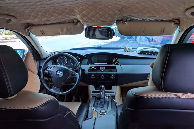 Bên trong, các chi tiết của chiếc xe sang BMW 525i cũ 2004 này cũng đã được chủ xe chăm chút khá chỉnh chu với ghế ngồi và trần xe được bọc lại da mới, toàn bộ khoang nội thất cũng đã được vệ sinh sạch sẽ.