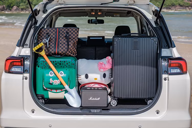 Kể từ khi ra mắt Việt Nam, Toyota Avanza vẫn luôn nhắm tới đối tượng khách hàng là những người dùng có nhu cầu mua xe 7 chỗ giá rẻ để kinh doanh chạy dịch vụ. Ở lần nâng cấp lên thế hệ mới này cũng vây, việc chốt giá không tăng lại còn giảm cho Avanza Premio là một nước đi mạnh tay của hãng xe Nhật Bản nhằm giúp mẫu xe này cải thiện được doanh số.