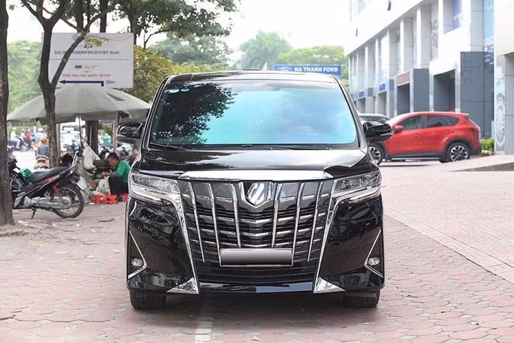 Hiện không rõ nguồn gốc của chiếc Toyota Alphard của Cường Đô la, chỉ biết mẫu MPV hạng sang cỡ lớn có giá niêm yết 4,038 tỷ đồng tại đại lý chính hãng. Cộng thêm chi phí đăng ký biển số tại TP HCM, tổng giá trị xe lên tới hơn 4,5 tỷ đồng. Đây cũng là chiếc xe mới nhất trong bộ sưu tập siêu xe tại garage nhà đại gia siêu xe đình đám Việt Nam.