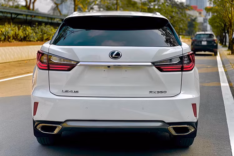 Giá xe Lexus RX350 2018 khi mới ra mắt tại Việt Nam bán ra chính hãng hơn 4,1 tỷ đồng và khi lăn bánh là hơn 4,6 tỷ đồng. Chiếc xe trong bài viết này hiện đang được chủ nhân chào bán khoảng hơn 2,7 tỷ đồng sau gần 5 năm sử dụng.
