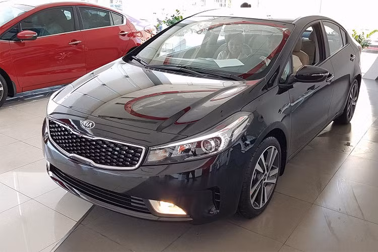 Phiên bản mới với mức giá rẻ hơn là mẫu xe Kia Cerato SMT đã có mặt tại các đại lý Kia trong tháng 5/2018 vừa qua với mức giá chỉ 499 triệu đồng. Với mức giá này, Kia Cerato SMT trở thành mẫu xe có giá bán thấp nhất trong phân khúc hạng C tại thị trường Việt Nam.
