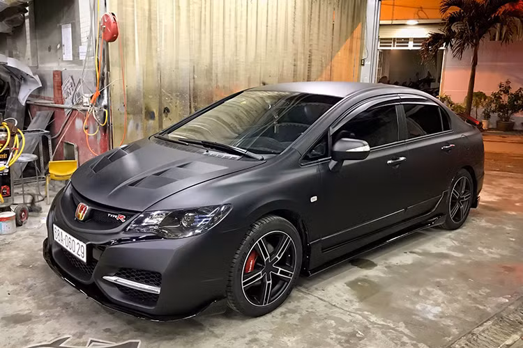 Một chủ xe ôtô Honda Civic cũ đời 2010 tại Phú Quốc đã không muốn thay thay mới chiếc xe của mình sang đời mới hơn, mà chọn phương án “lột xác” chiếc xe theo một phong cách hoàn toàn mới đầy sang chảnh.