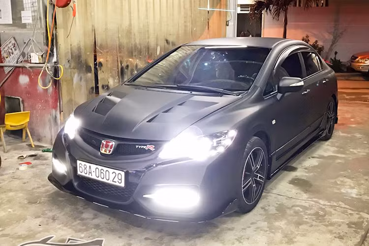 Chọn một xưởng độ tại Sài Gòn làm nơi “lột xác” cho chiếc Civic, chủ xe đã đưa ra một danh sách dài các phương án tu bổ từ ngoài vào trong chiếc xe. Các công đoạn bao gồm sơn lại xe, nhựa nội thất, bọc lại ghế, và trong đó có cả phần đại tu toàn bộ gầm máy của chiếc xe sau 7 năm sử dụng. 