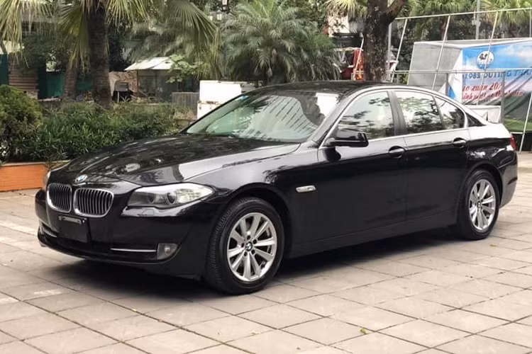 Giá xe BMW 520i đời 2013 này hiện đang được chủ nhân chào bán với mức 900 triệu đồng (chưa thương lượng), tức giảm hơn 1 tỷ đồng so với thời điểm được phân phối chính hãng là 2,136 tỷ đồng. Khoảng 7 năm là thời gian khá dài cho một chiếc xe sang Đức, chính vì vậy nhiều người dùng cũng cần cân nhắc và chuẩn bị sẵn tâm lý khi mua xe.