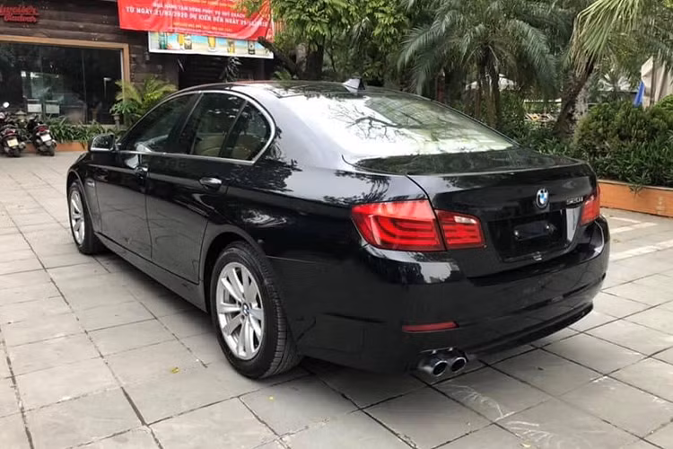 Theo công bố của nhà sản xuất thời điểm đó, chiếc xe sang Đức này có vận tốc tối đa 226km/h và khả năng tăng tốc từ 0-100km/h trong 8 giây. Một con số bứt phá khá hoàn hảo cho những người yêu thích cảm giác mạnh. Nằm giữa hai dòng 3 Series và 7 Series trong danh mục sản phẩm của BMW, BMW 5 Series là dòng xe được thiết kế dung hòa giữa cảm giác lái thể thao đặc trưng.
