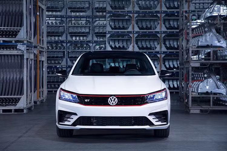 Ở bên ngoài, Passat GT nổi bật hơn các phiên bản thường nhờ bộ bodykit thể thao R-Line cùng với lưới tản nhiệt, ốp gương và mui xe sơn đen. Tương tự như những chiếc hatchback thể thao Golf GTI nổi tiếng của hãng xe hơi Volkswagen, lưới tản nhiệt của xe cũng có vân dạng tổ ong và đường chỉ kẻ màu đỏ nổi bật ở phía trên.
