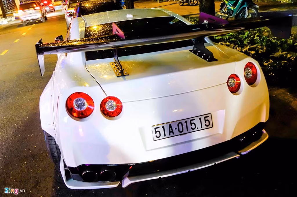 Trong giới độ xe, Liberty Walk là hãng độ có tiếng, chuyên cho ra đời những chiếc xe độc đáo và táo bạo. Chủ sở hữu của chiếc xe độ Nissan GTR này cũng là người chịu chơi bởi chi phí độ không hề rẻ.