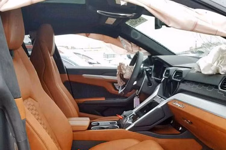 Một bánh xe phía bên tài của chiếc siêu SUV Lamborghini Urus này còn long ra khỏi trục, bánh xe phía còn lại vẫn nguyên vẹn như tấm ốp gần vè bánh lại không cánh mà bay. Dù phía đầu xe bị thiệt hại rất nặng nề, nhưng 1 phần bên hông xe phía bên tài và đuôi xe lại còn nguyên vẹn.