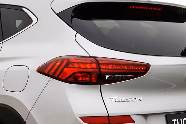 Như đã biết, Hyundai Tucson 2019 đã chính thức ra mắt vào đầu năm ngoái. Đến tháng 11/2018, Hyundai Tucson 2019 đã cập bến Đông Nam Á, cụ thể là thị trường Malaysia. Nguồn cung cấp sức mạnh cho Hyundai Tucson 2019 tại thị trường Malaysia là 2 tùy chọn động cơ khác nhau.