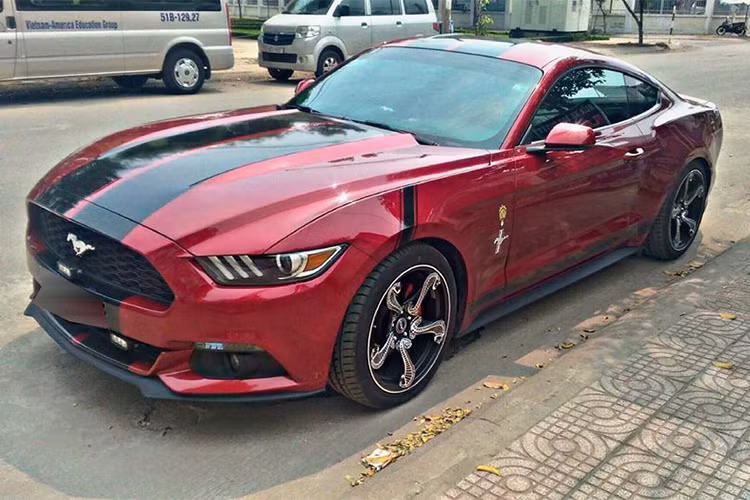 Có vẻ như, tay chơi này muốn ưu ái cho phiên bản mới nhất của mẫu xe cơ bắp Mỹ, Ford Mustang để tạo sự nổi bật cho xe cũng như trở thành hàng độc so với hơn 50 chiếc còn lại xuất hiện tại Việt Nam.