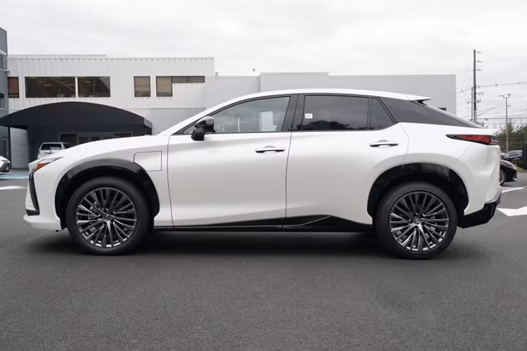 Lexus RZ vốn được phát triển dựa trên cơ sở gầm bệ e-TNGA, tương tự Toyota bZ4X và Subaru Solterra. Do đó, mẫu xe này được xem như phiên bản hạng sang của Toyota bZ4X. Xe sở hữu chiều dài 4.805 mm và chiều dài cơ sở 2.850 mm. Tuy dùng chung cơ sở gầm bệ với Toyota bZ4X nhưng Lexus RZ sở hữu thiết kế hoàn toàn khác biệt. 