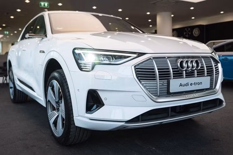 Chưa hết, 2 mô-tơ điện của Audi e-tron 55 quattro 2019 còn đồng hành với cụm pin lithium-ion có công suất 95 kWh. Sau khi được sạc đầy, cụm pin này cho phép Audi e-tron 55 quattro 2019 hoàn thành quãng đường hơn 417 km theo tiêu chuẩn WLTP. Giá xe Audi e-tron mới tại Thái Lan khởi điểm từ 5,099 triệu Baht (khoảng 3,7 tỷ đồng).
