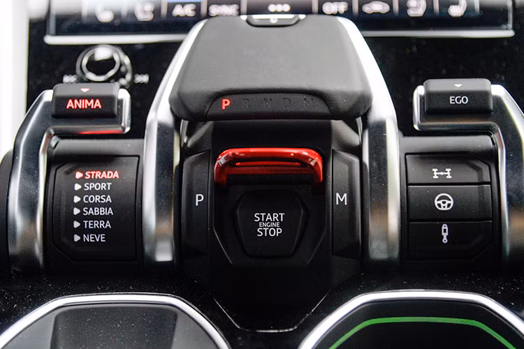 Lamborghini Urus hiện đang là quán quân của danh hiệu SUV nhanh nhất thế giới. Mẫu xe này được trang bị động cơ xăng V8, tăng áp kép, dung tích 4.0 lít, sản sinh công suất tối đa 650 mã lực và mô-men xoắn cực đại 850 Nm. Kết hợp cùng hộp số tự động 8 cấp và hệ dẫn động 4 bánh, giúp xe có thể tăng tốc từ vị trí xuất phát lên 100 km/h trong 3,6 giây. Siêu SUV Lamborghini Urus có vận tốc tối đa lên đến 305 km/h. 